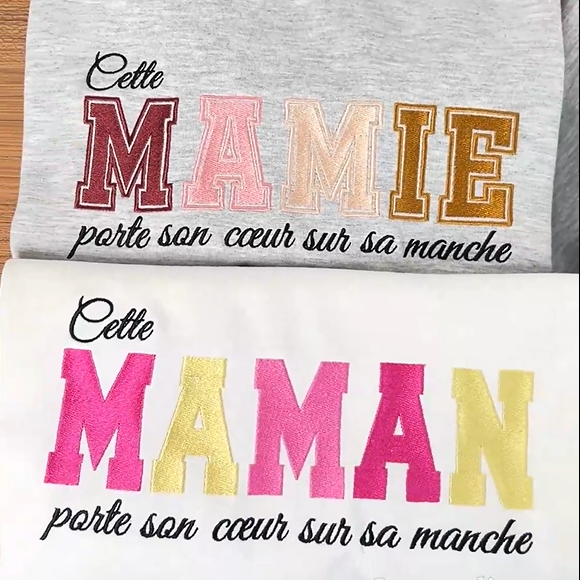 Cette Maman porte son cœur sur sa manche – Sweat brodé personnalisé Fête des Mères