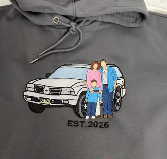Sweat-shirt personnalisé avec photo de famille brodée sur une voiture