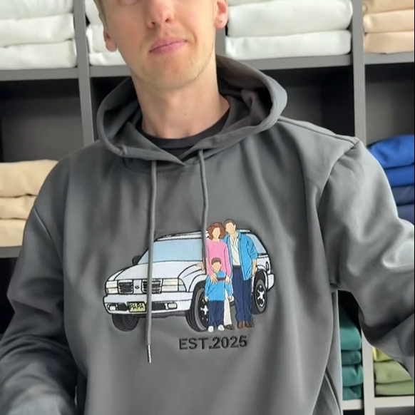 Sweat-shirt personnalisé avec photo de famille brodée sur une voiture
