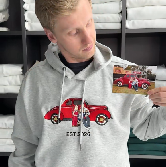 Sweat-shirt personnalisé avec photo de famille brodée sur une voiture