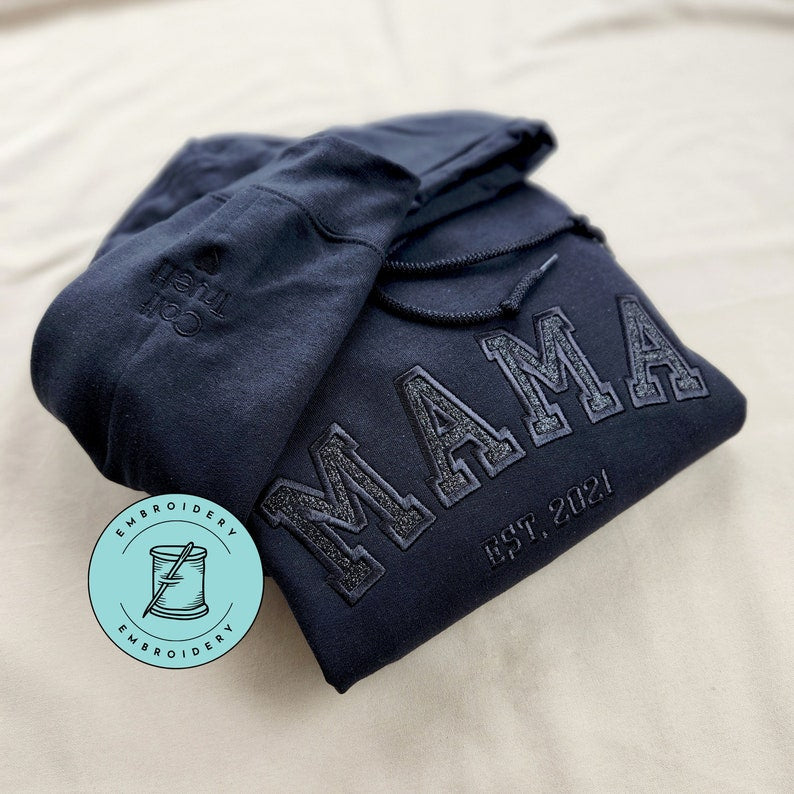 Sweat-shirt personnalisé pour maman avec paillettes brodées avec le nom de l'enfant sur la manche