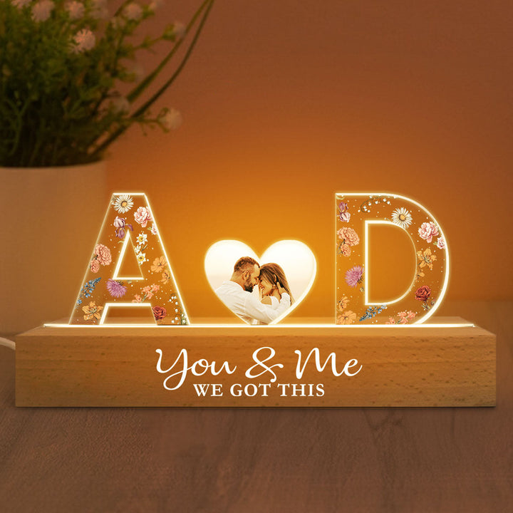 Veilleuse LED personnalisée en acrylique avec initiales de couple et thème floral