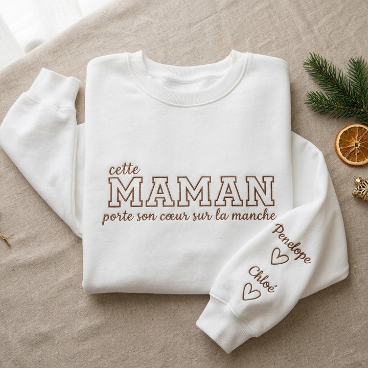 Cette Maman porte son cœur sur sa manche – Sweat brodé personnalisé pour maman et mamie