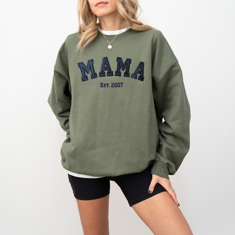 Sweat-shirt personnalisé pour maman avec paillettes brodées avec le nom de l'enfant sur la manche