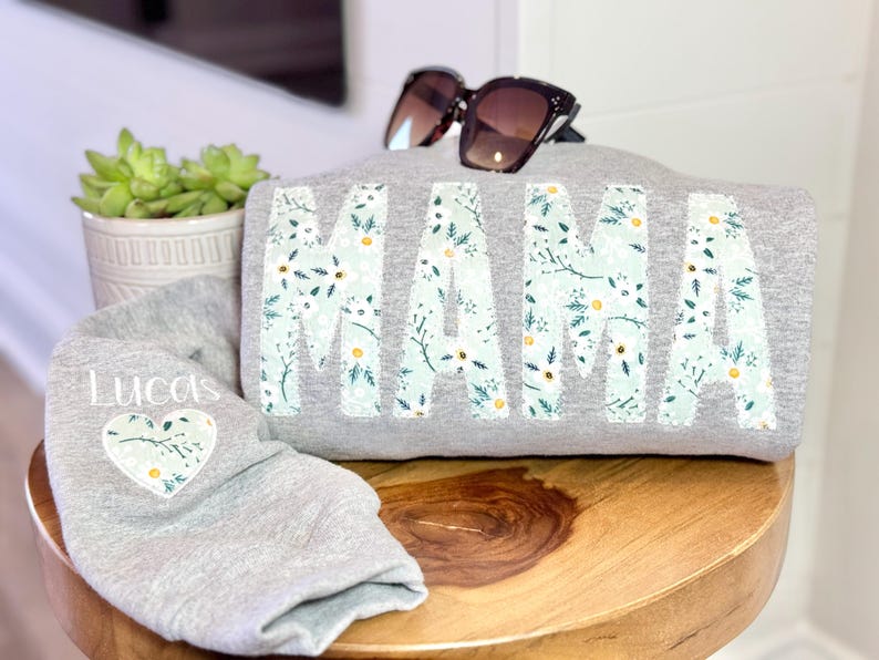 Sweat-shirt personnalisé « Maman » avec broderie florale et prénom sur la manche