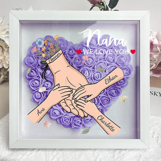 Éclosion d'amour – Cadre-vitrine floral personnalisé « Main dans la main » avec prénoms, pour Maman et Mamie