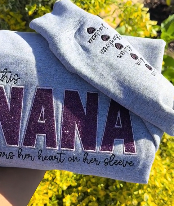 Maman porte son cœur sur ses manches T-shirt brodé personnalisé Sweat à capuche à col rond Cadeau pour maman