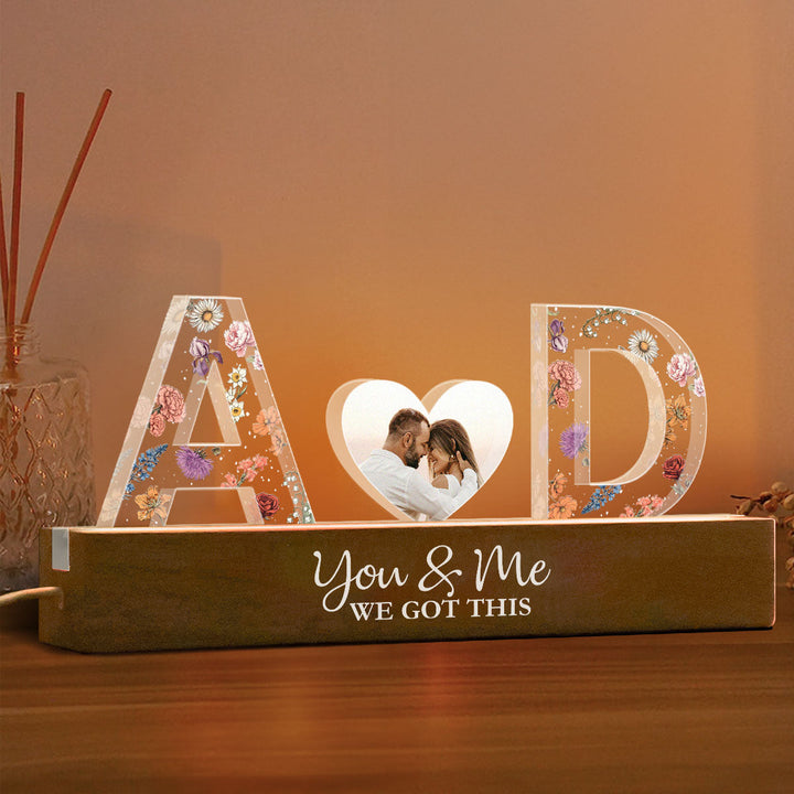 Veilleuse LED personnalisée en acrylique avec initiales de couple et thème floral