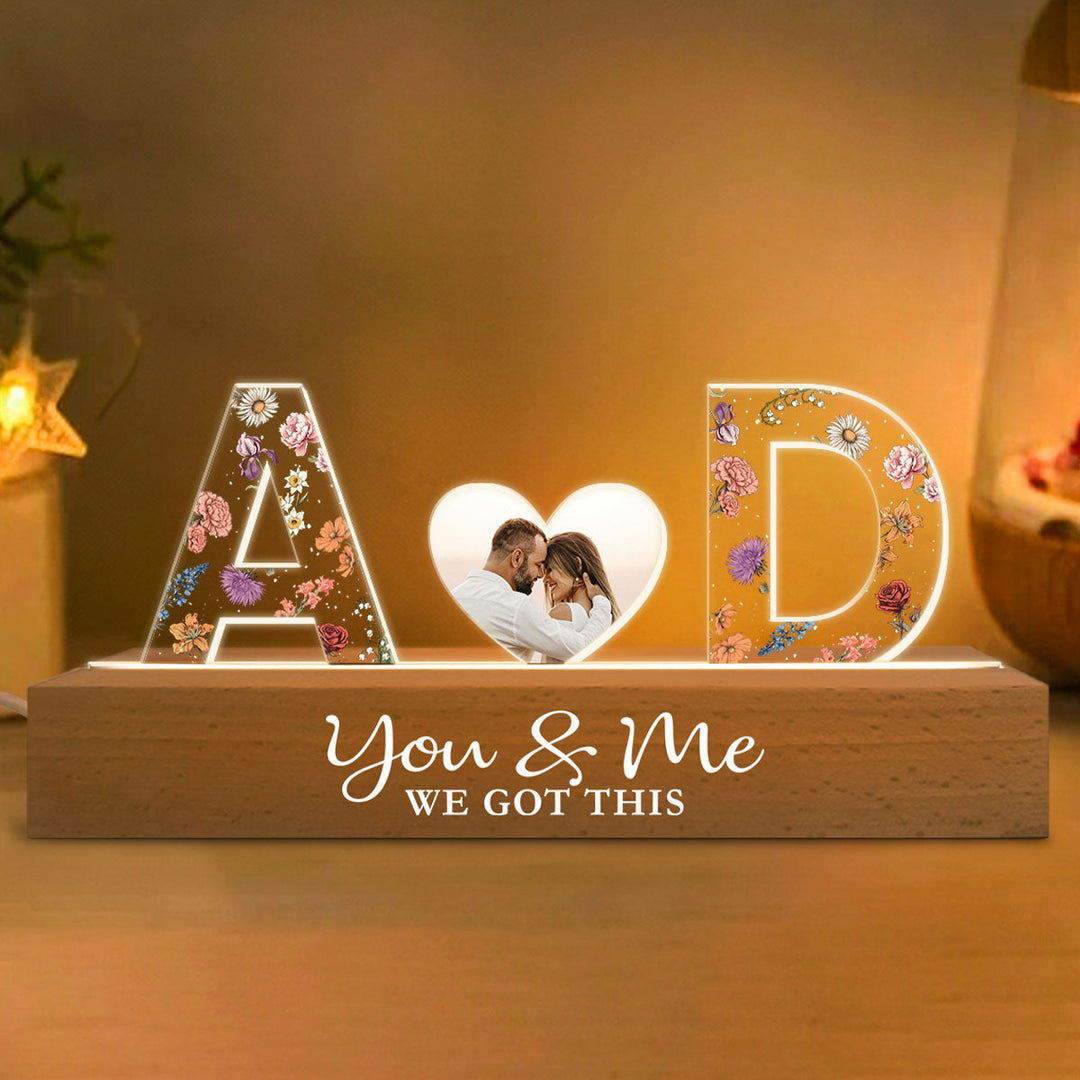 Veilleuse LED personnalisée en acrylique avec initiales de couple et thème floral