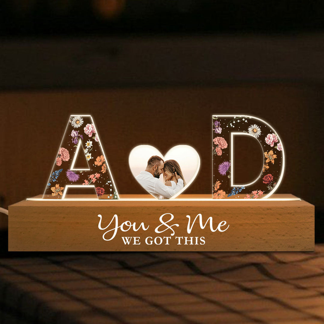 Veilleuse LED personnalisée en acrylique avec initiales de couple et thème floral