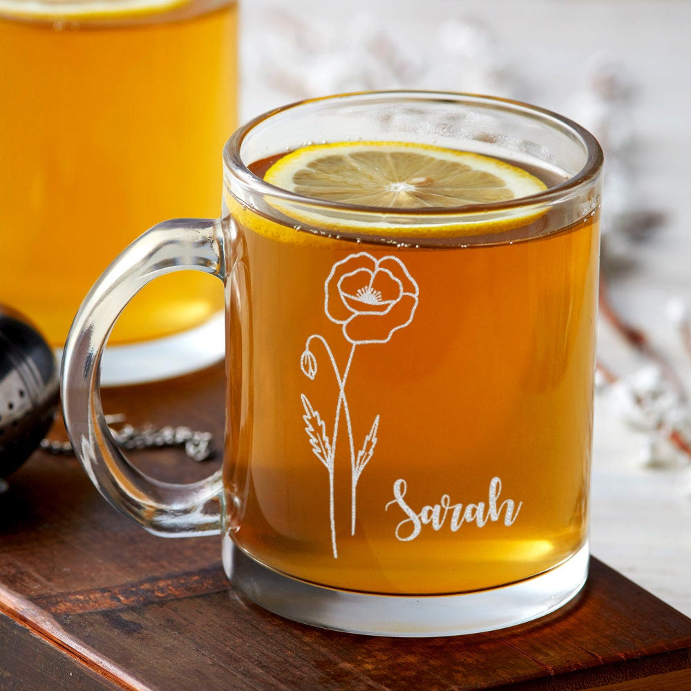 Tasse à café en verre avec fleurs de naissance