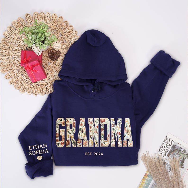 Sweat-shirt brodé personnalisé avec applique florale MAMA