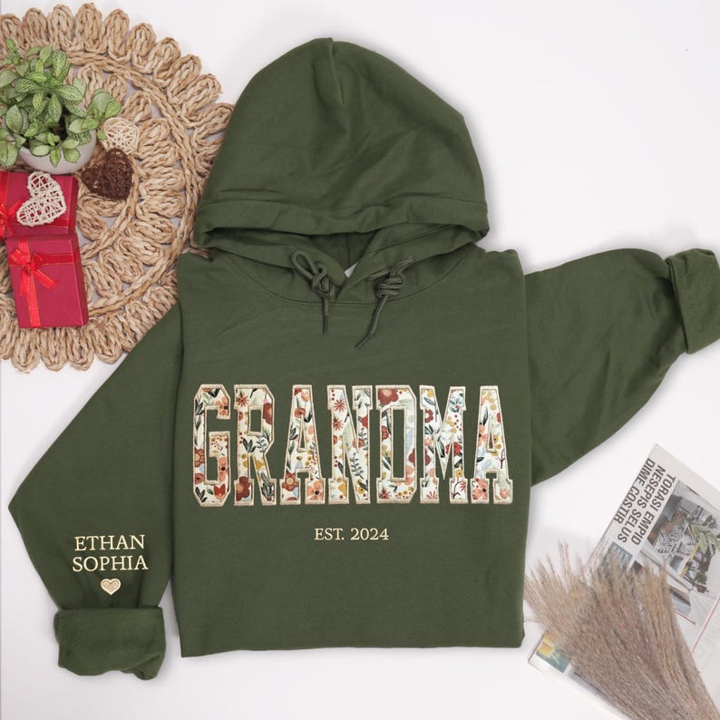 Sweat-shirt brodé personnalisé avec applique florale MAMA