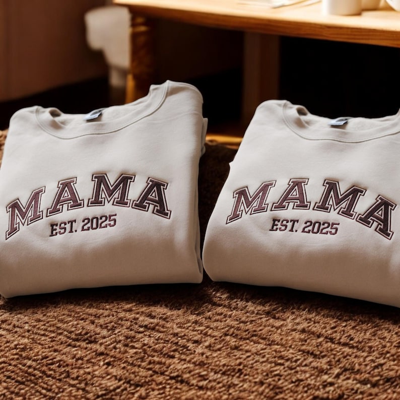 Sweat-shirt brodé personnalisé MAMA avec année