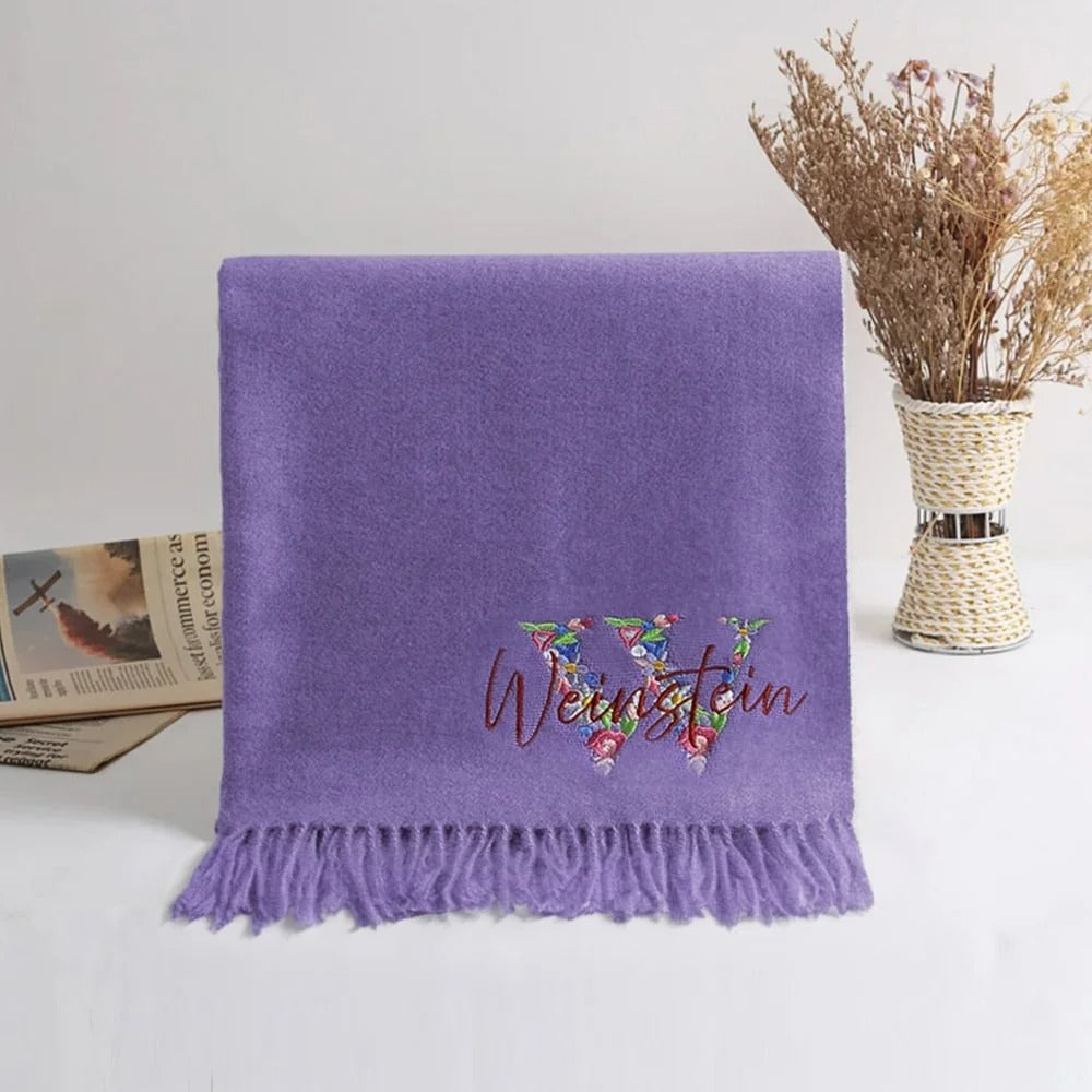 Écharpe en faux cachemire avec initiale et couronne de fleurs brodées personnalisées, châle à pompon avec nom