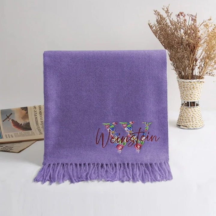 Écharpe en faux cachemire avec initiale et couronne de fleurs brodées personnalisées, châle à pompon avec nom