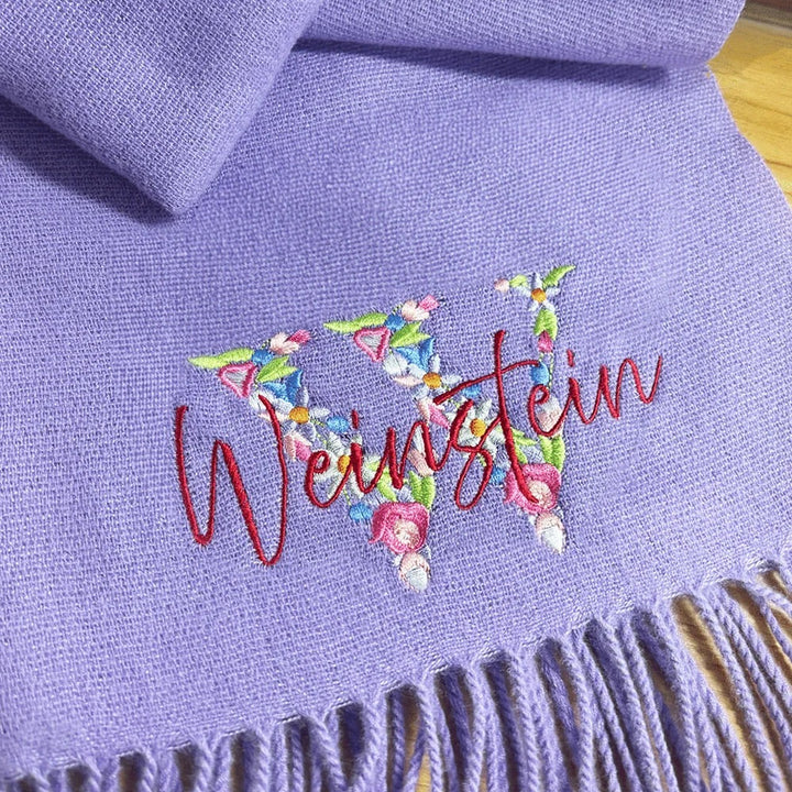 Écharpe en faux cachemire avec initiale et couronne de fleurs brodées personnalisées, châle à pompon avec nom