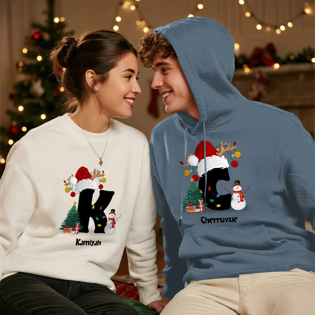 Sweat-shirt à capuche multicolore personnalisé avec sapins de Noël et bonhommes de neige, avec initiale et nom, cadeau de Noël