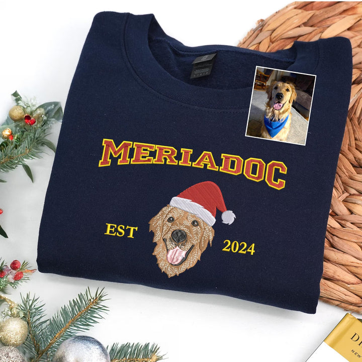 Sweat-shirt brodé personnalisé avec portrait d'animal de compagnie en couleur, année estimée et chapeau de Noël