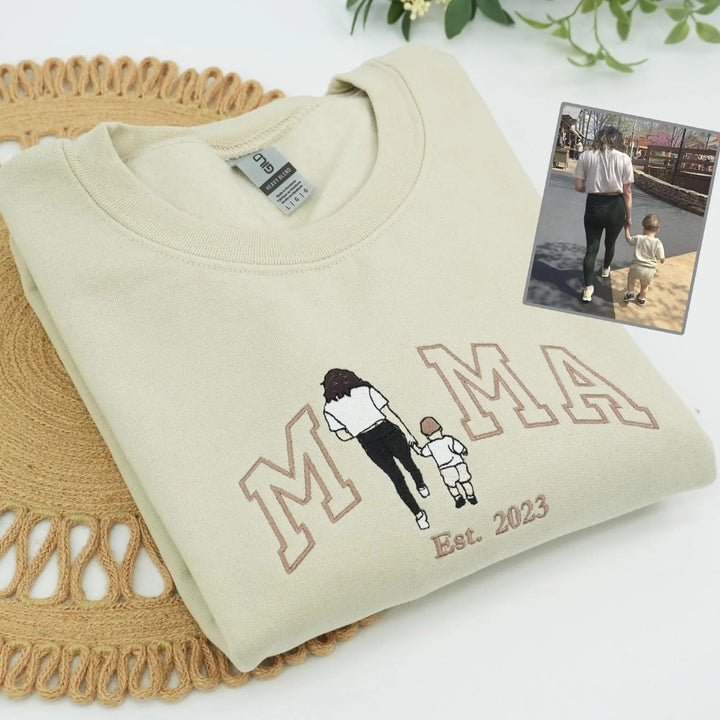 Sweat-shirt brodé MAM/MAMA/MAMAN avec portrait mère enfant – un cadeau de Noël personnalisé.