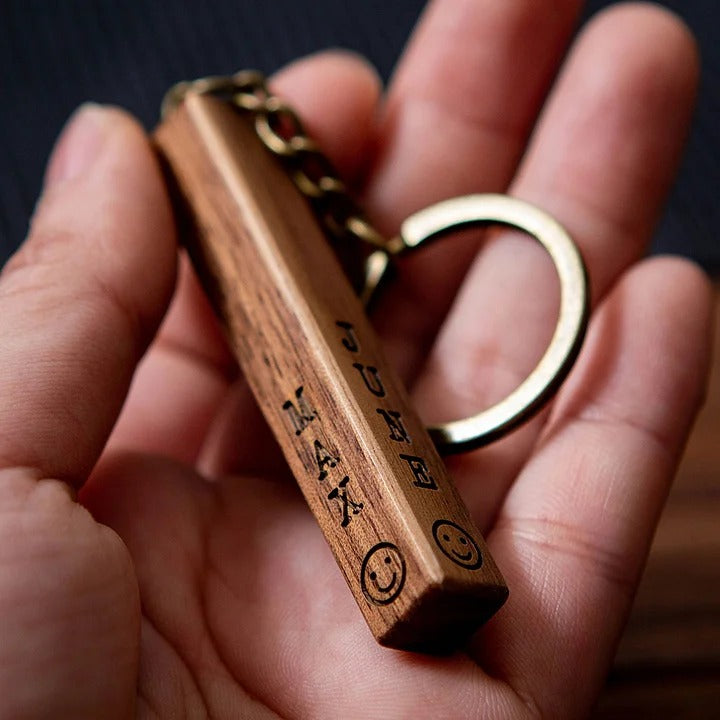 Porte-clés en noyer gravé sur mesure