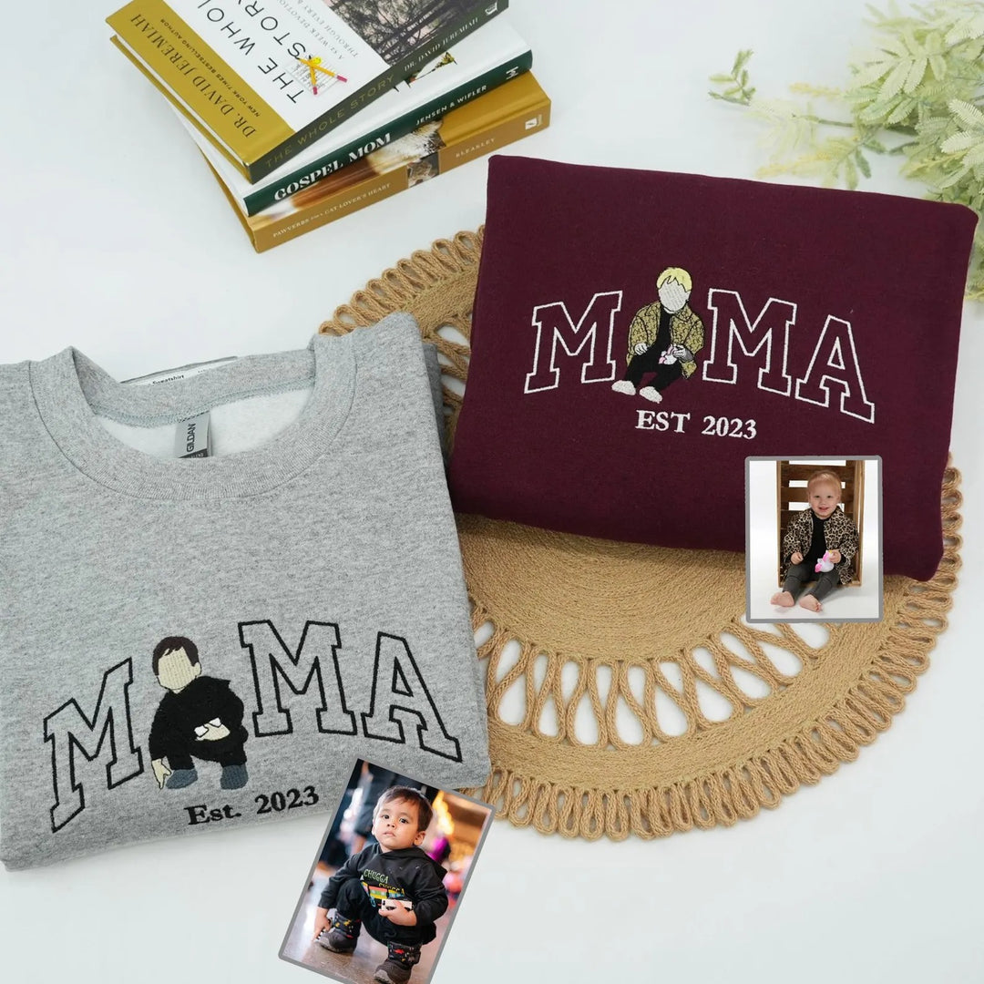Sweat-shirt brodé MAM/MAMA/MAMAN avec portrait mère enfant – un cadeau de Noël personnalisé.