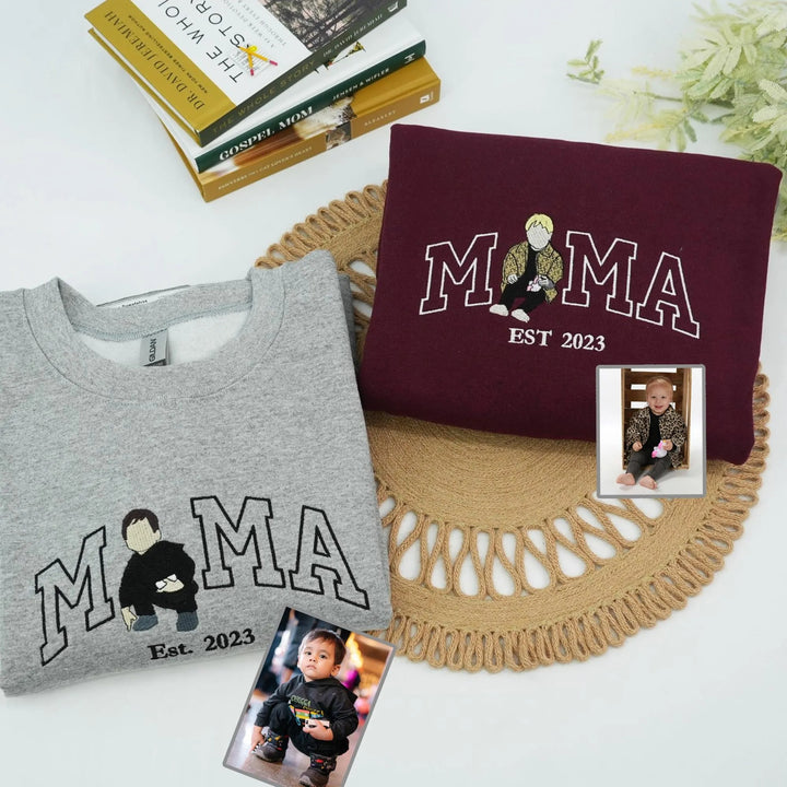 Sweat-shirt brodé MAM/MAMA/MAMAN avec portrait mère enfant – un cadeau de Noël personnalisé.