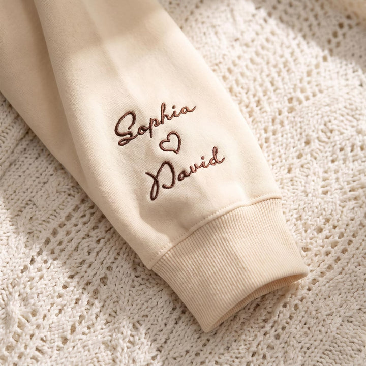 Sweat-shirt brodé avec contour de photo de couple personnalisé et prénoms sur la manche – Cadeau romantique pour anniversaire ou Noël