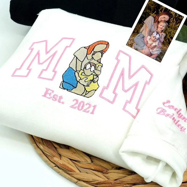 Sweat-shirt brodé MAM/MAMA/MAMAN avec portrait mère enfant – un cadeau de Noël personnalisé.