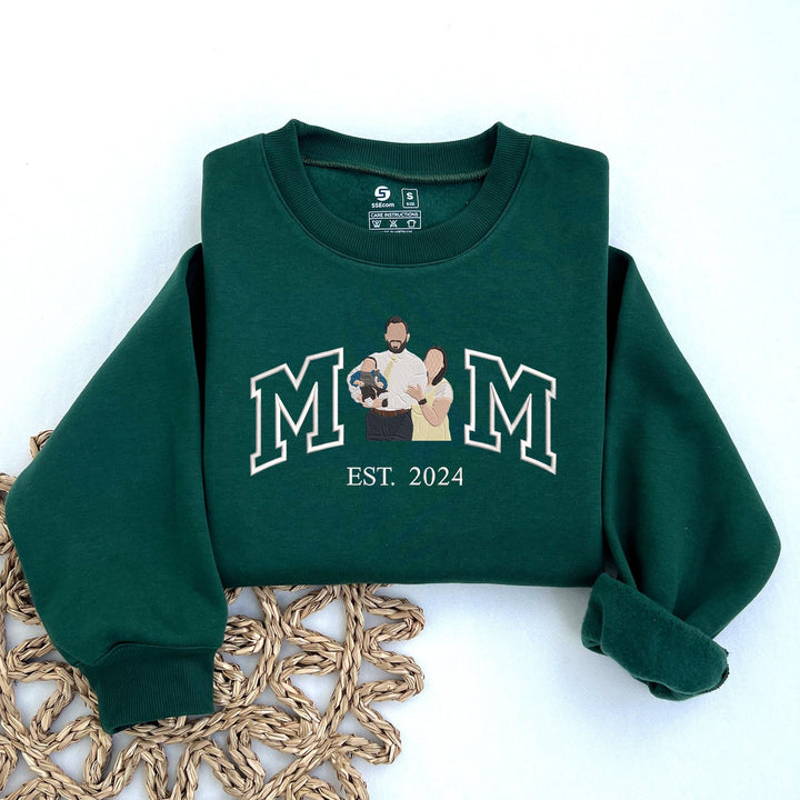 Sweat-shirt brodé MAM/MAMA/MAMAN avec portrait mère enfant – un cadeau de Noël personnalisé.