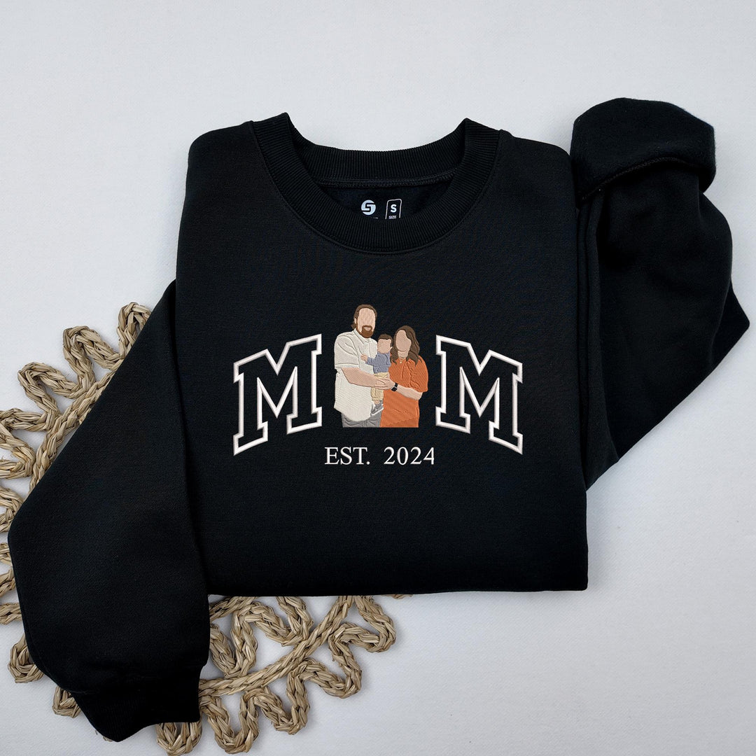 Sweat-shirt brodé MAM/MAMA/MAMAN avec portrait mère enfant – un cadeau de Noël personnalisé.