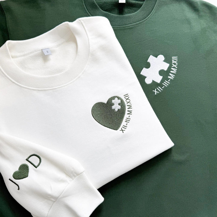 Sweat-shirt brodé personnalisé avec cœur et pièce de puzzle, initiale et cœur sur la manche, pour couple