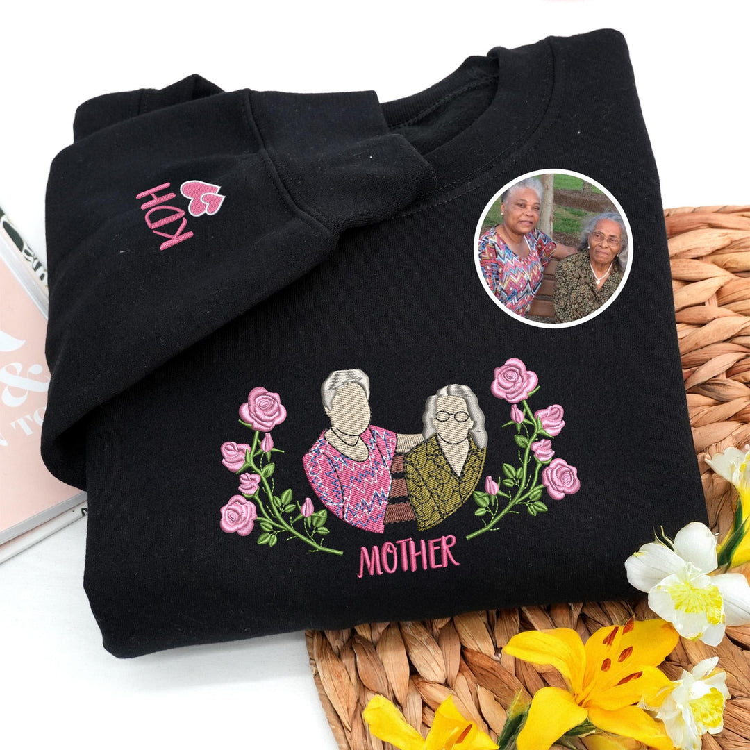 Sweat-shirt maman brodé personnalisé avec portrait photo et fleurs de naissance