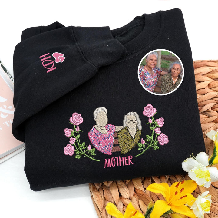 Sweat-shirt maman brodé personnalisé avec portrait photo et fleurs de naissance