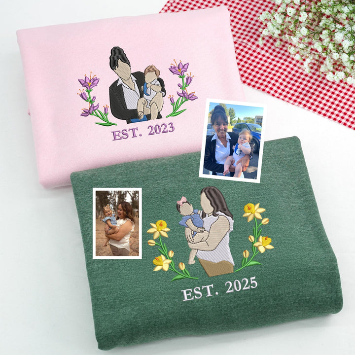 Sweat-shirt maman brodé personnalisé avec portrait photo et fleurs de naissance