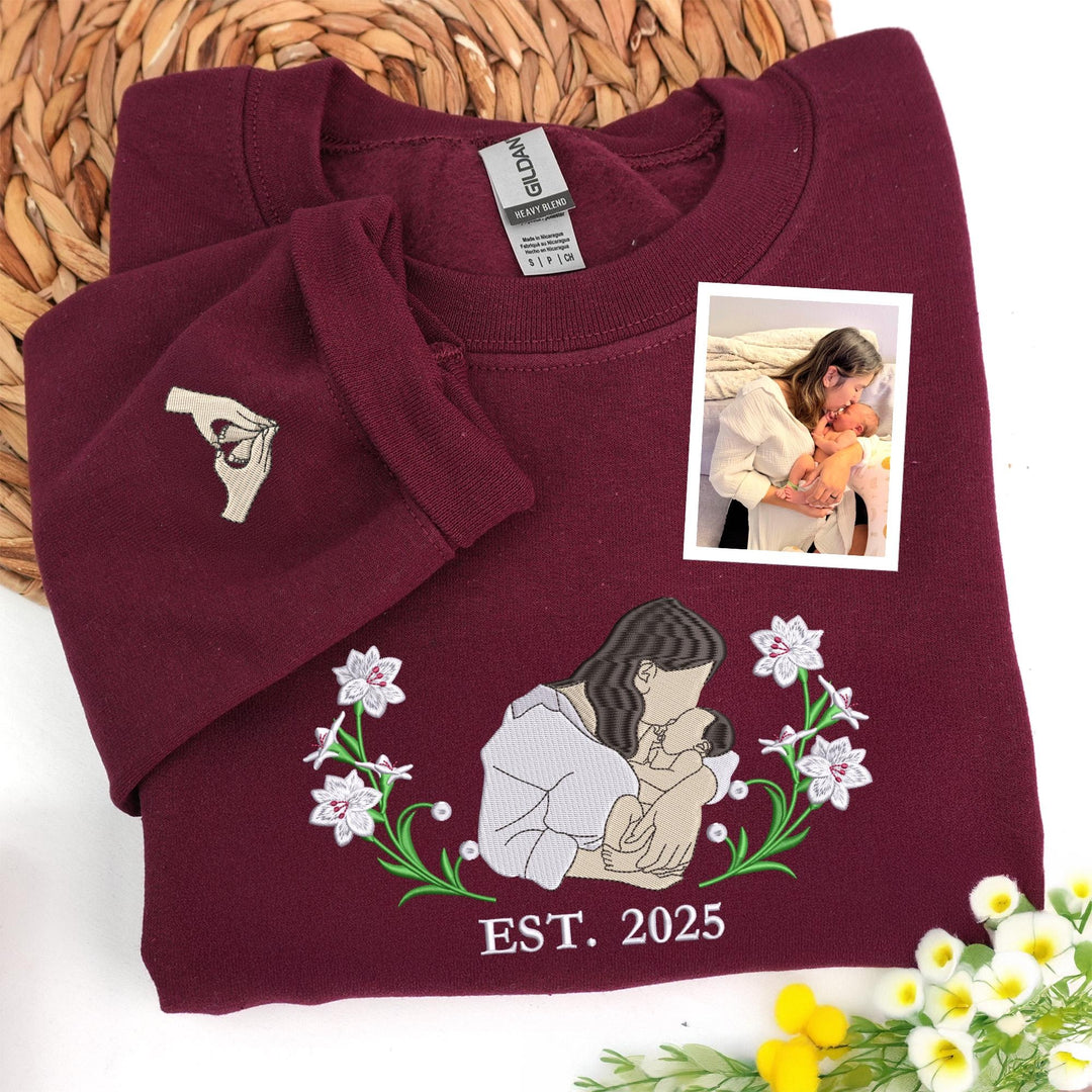 Sweat-shirt maman brodé personnalisé avec portrait photo et fleurs de naissance