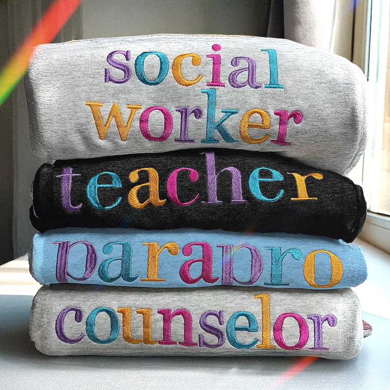 T-shirt à col rond brodé personnalisé, cadeau de carrière pour elle, cadeau de fin d'études pour infirmière