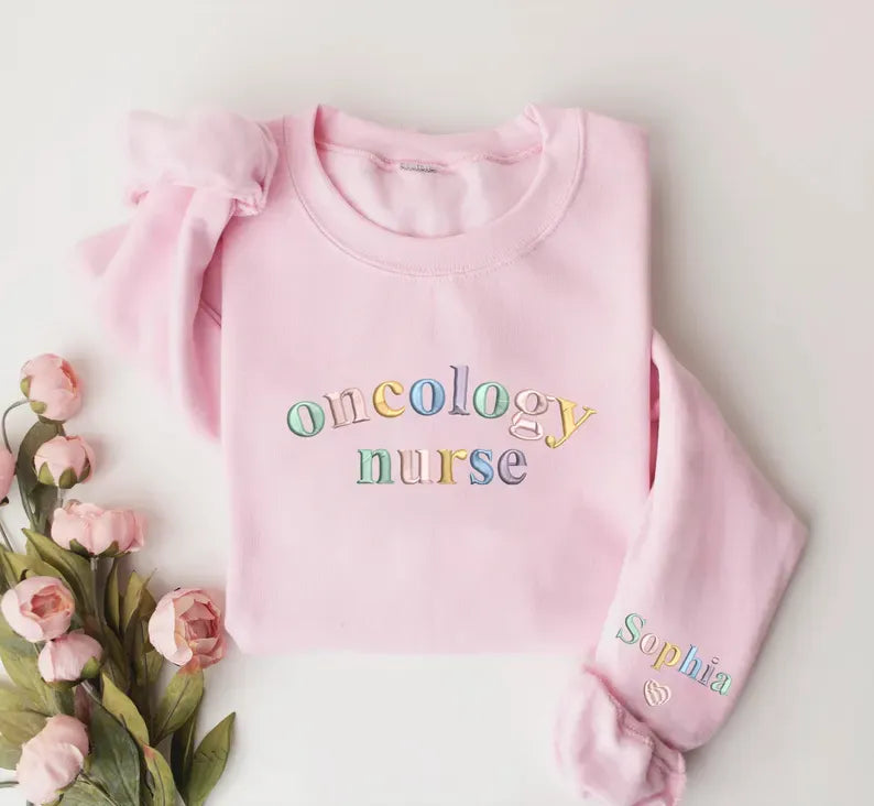 T-shirt à col rond brodé personnalisé, cadeau de carrière pour elle, cadeau de fin d'études pour infirmière