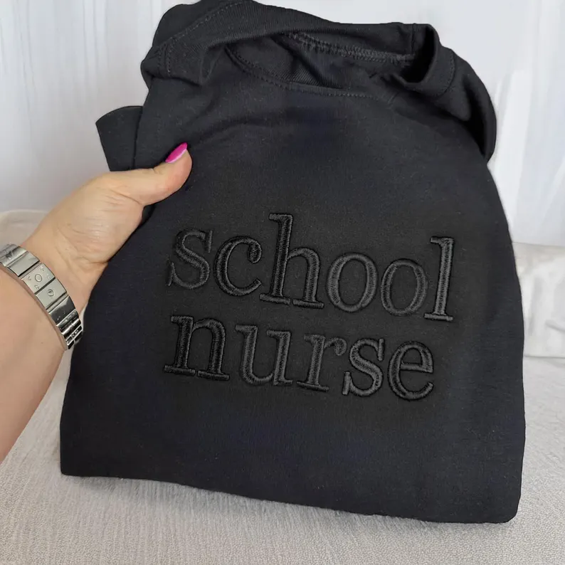 T-shirt à col rond brodé personnalisé, cadeau de carrière pour elle, cadeau de fin d'études pour infirmière
