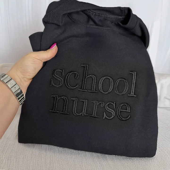 T-shirt à col rond brodé personnalisé, cadeau de carrière pour elle, cadeau de fin d'études pour infirmière