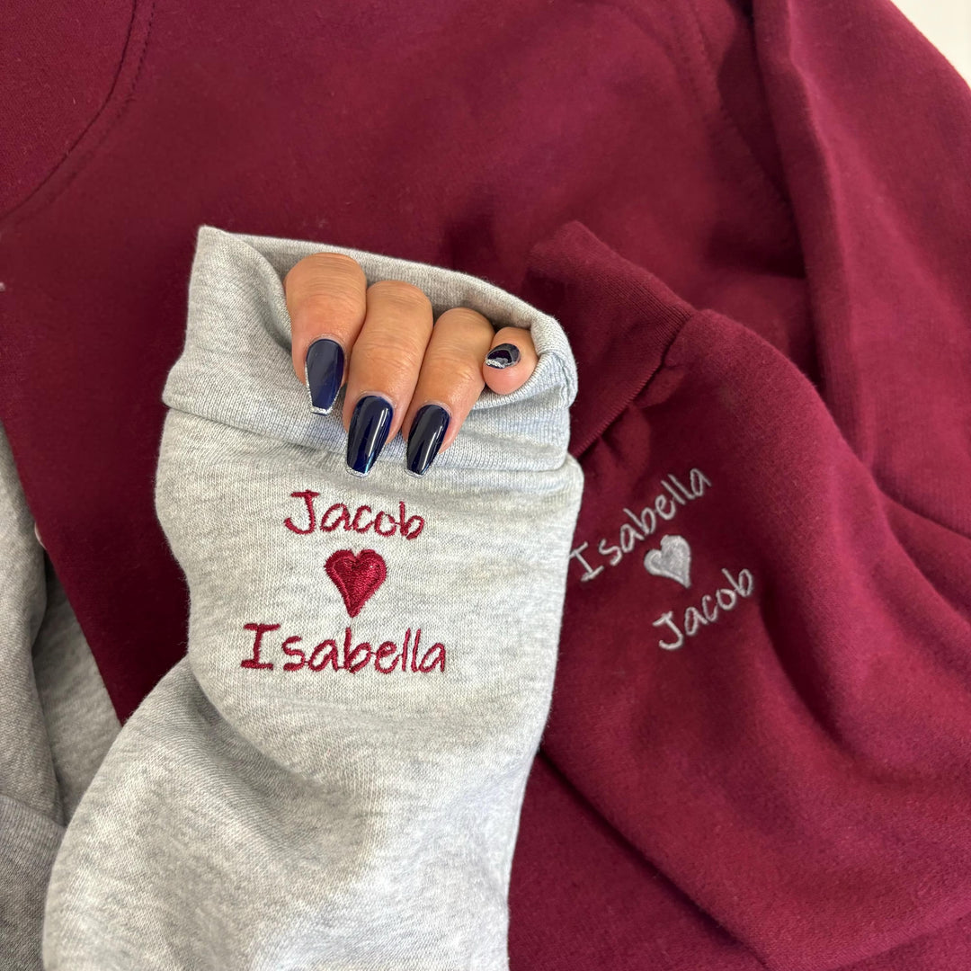 Sweat-shirts brodés de chiffres romains et des noms du couple