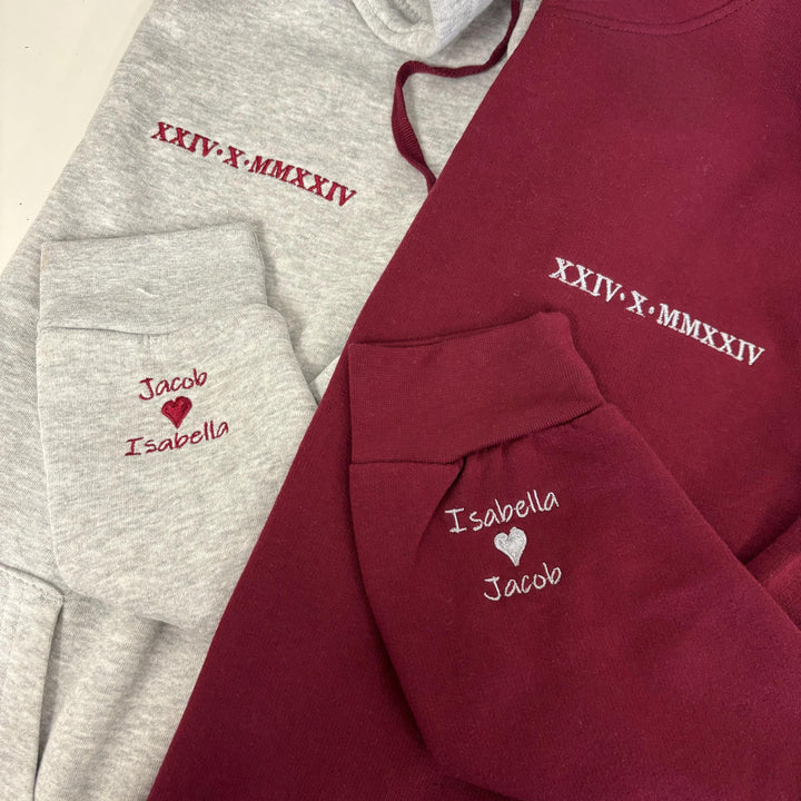 Sweat-shirts brodés de chiffres romains et des noms du couple