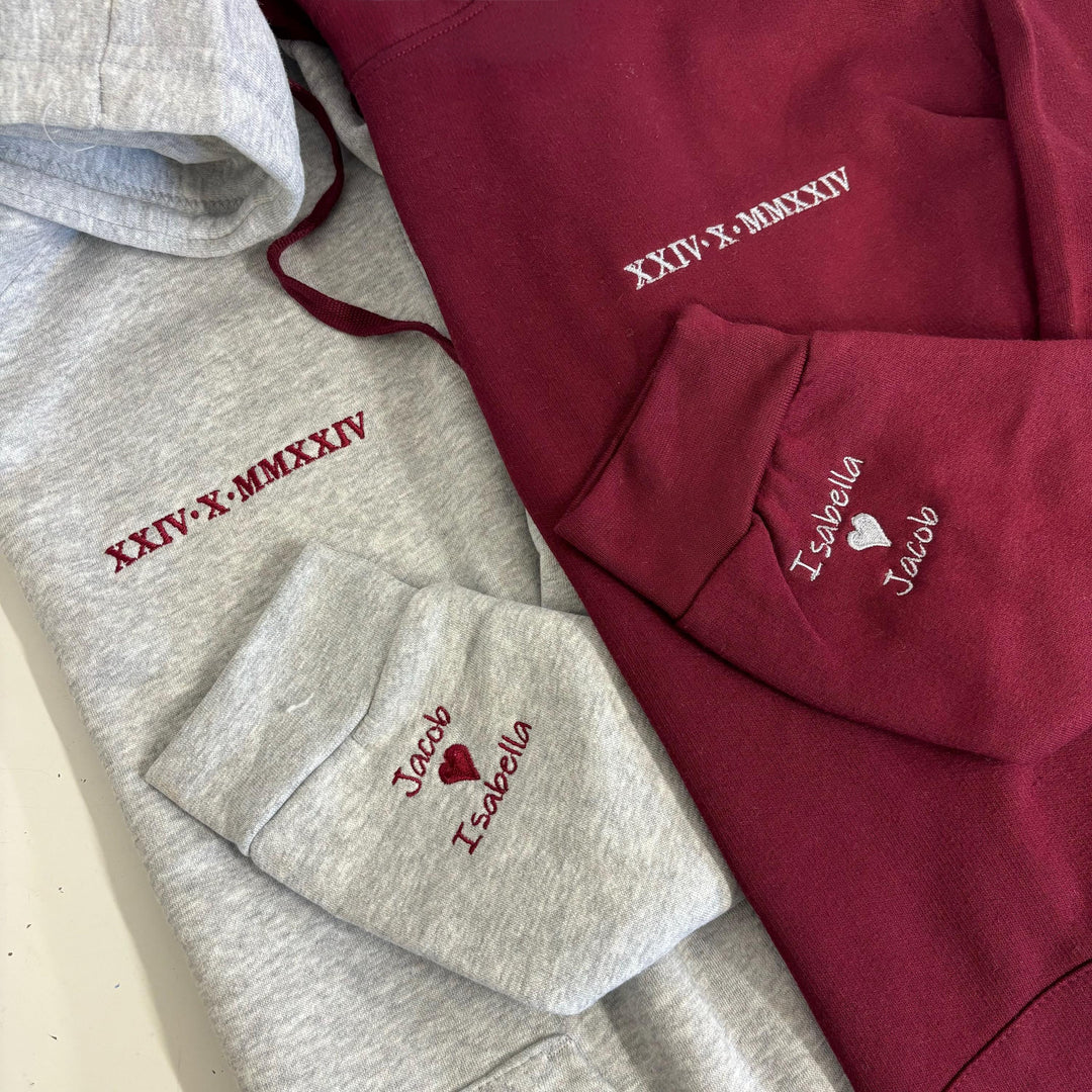 Sweat-shirts brodés de chiffres romains et des noms du couple