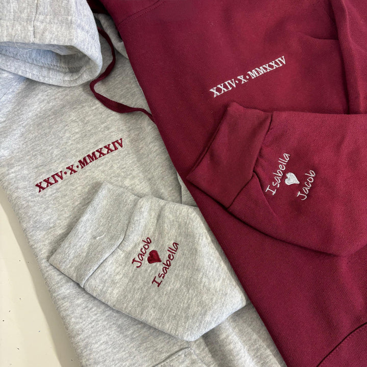 Sweat-shirts brodés de chiffres romains et des noms du couple