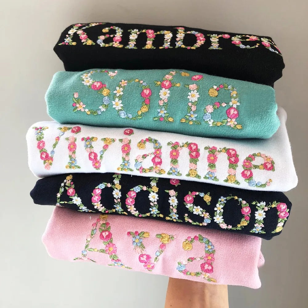 T-shirt et sweat-shirt personnalisés brodés à fleurs avec nom