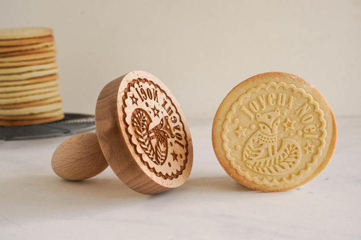 Tampon à biscuits en bois gravé – Motif Renard Joyeux Noël