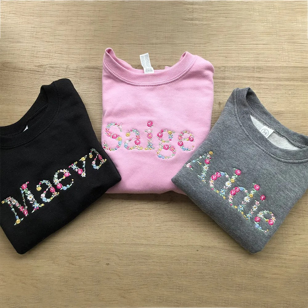 T-shirt et sweat-shirt personnalisés brodés à fleurs avec nom