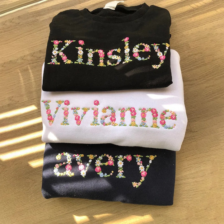 T-shirt et sweat-shirt personnalisés brodés à fleurs avec nom