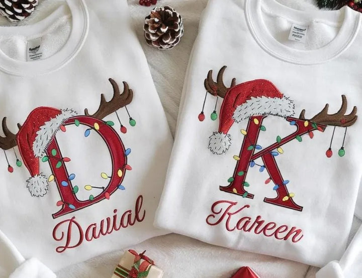 Sweat-shirt brodé personnalisé de Noël en famille avec décorations de Noël initiales
