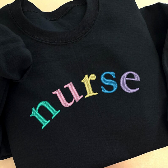 T-shirt à col rond brodé personnalisé, cadeau de carrière pour elle, cadeau de fin d'études pour infirmière